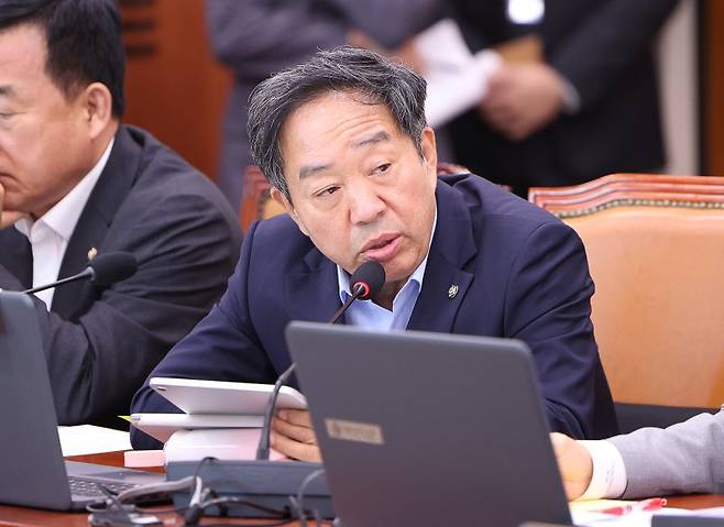 강승규 국민의힘 의원이 16일 오전 서울 여의도 국회 산업통상자원중소벤처기업위원회에서 열린 대한무역투자진흥공사·한국무역보험공사 등에 대한 국정감사에서 강경성 대한무역투자진흥공사 사장에게 질의하고 있다. 뉴시스