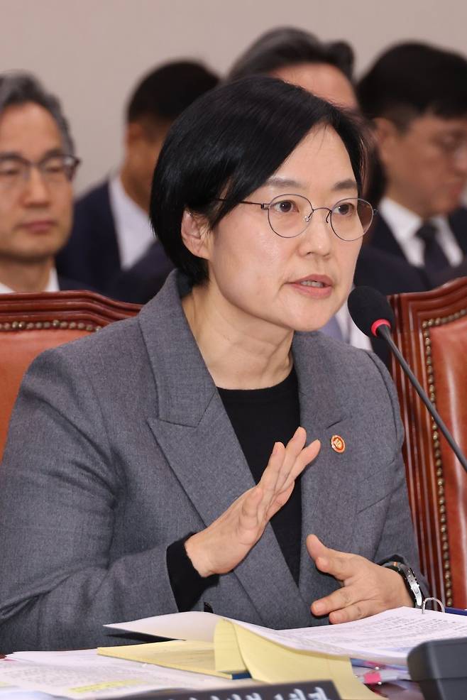 한성숙 중소벤처기업부 장관이 29일 국회에서 열린 산업통상자원중소벤처기업위원회의 중기부 등에 대한 종합 국정감사에서 위원 질의에 답하고 있다. 연합뉴스