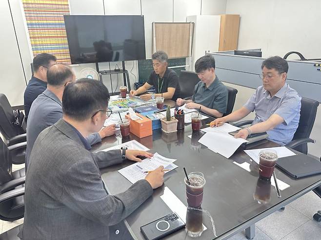 29일 국토안전관리원과 한국건설기술인협회가 기술자 교육 수료 정보 제공 업무 협약을 위해 회의를 하고 있다. 왼쪽부터 국토안전관리원 국토안전교육원 최상익 팀장, 문동현 원장, 조중훈 실장. 국토안전관리원 제공