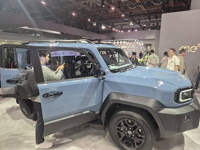 "한번 타보자" 토요타 신형 '랜드크루저FJ'에 인파