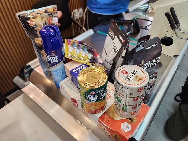 플레저 박스에 든 물품 중 특히 삼계탕은 초복을 앞두고 있어서 주민들의 반응이 좋았다.