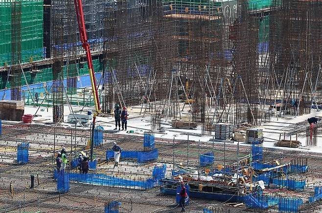 서울 시내 한 아파트 건설현장에서 노동자들이 작업하는 모습.(ⓒ뉴스1, 무단 전재-재배포 금지)