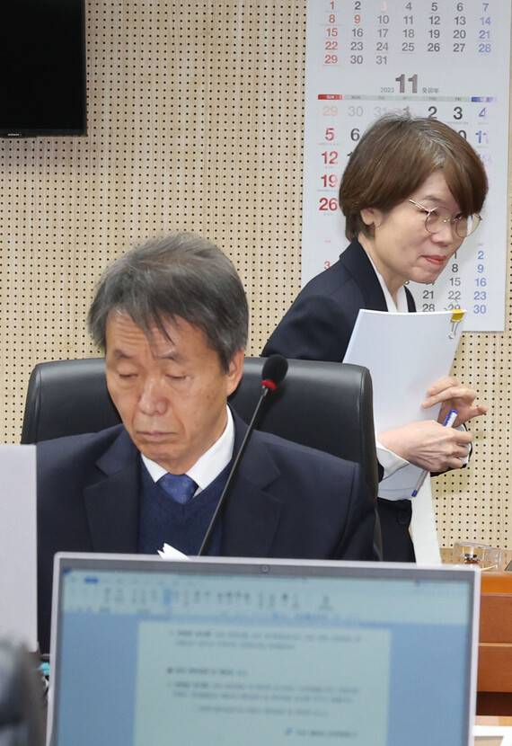 2023년 11월22일 상임위에서 김용원 상임위원 뒤로 남규선 상임위원이 입장하고 있다. 백소아 기자 thanks@hani.co.kr