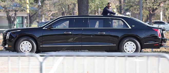 29일 트럼프 대통령이 탈 대통령 전용 차량인 \'더 비스트\'가 경북 경주시 한 헬기장 옆에 대기하고 있는 모습. 연합뉴스