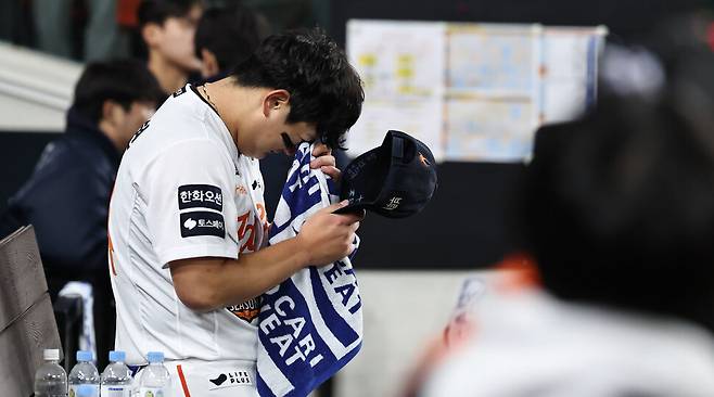 한화 이글스 김서현이 29일 대전 한화생명 볼파크에서 열린 2025 KBO리그 한국시리즈 3차전 엘지(LG) 트윈스와 경기에서 승리한 뒤 더그아웃에서 눈물을 닦고 있다. 연합뉴스