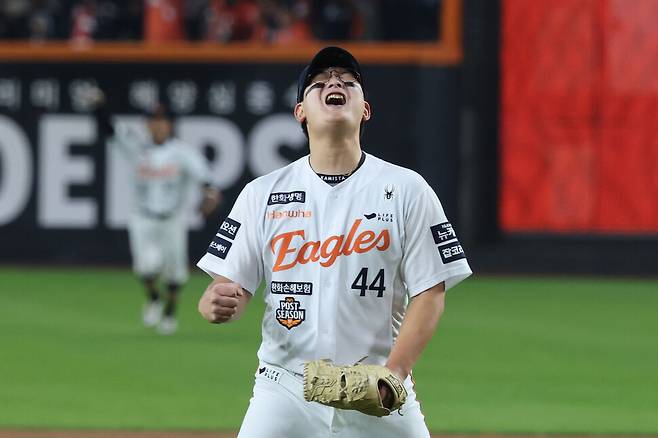 한화 이글스 김서현이 29일 대전 한화생명 볼파크에서 열린 2025 KBO리그 포스트시즌 한국시리즈 3차전 엘지(LG) 트윈스와 경기에서 승리한 뒤 포효하고 있다. 연합뉴스