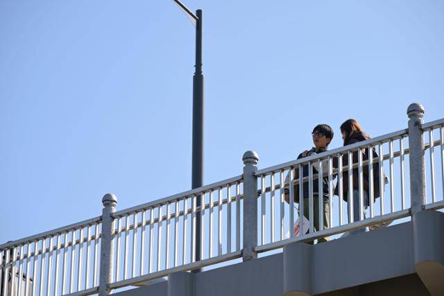 28일 이상민씨가 답사 코스 중 하나인 서울 용산구의 '녹사평 육교' 위에서 인터뷰를 하고 있다. 최주연 기자