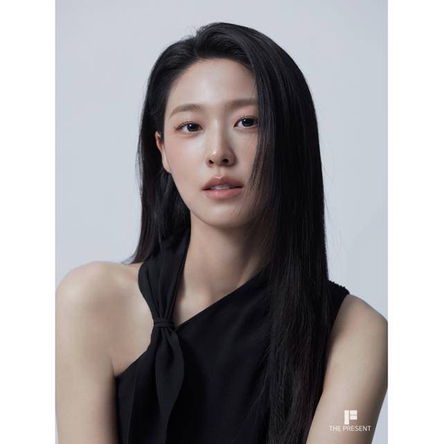 그룹 AOA 출신 배우 설현이 더프레젠트컴퍼니와 전속계약을 맺었다. 더프레젠트컴퍼니 제공