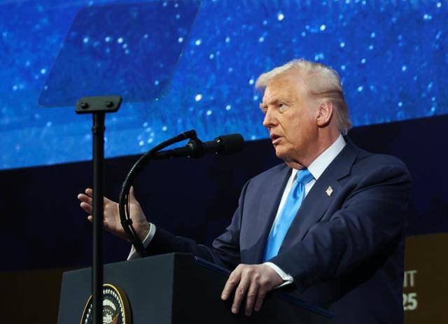 도널드 트럼프 미국 대통령이 29일 경북 경주시 예술의전당에서 열린 2025 아시아태평양경제협력체 최고경영자 서밋(APEC CEO SUMMIT)에 참석해 정상 특별 연설을 하고 있다. 대한상공회의소 제공