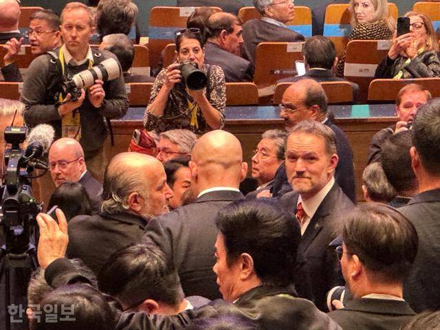 하워드 러트닉 상무부 장관(왼쪽)과 제이미슨 그리어 미국무역대표부(USTR) 대표가 29일 아시아태평양경제협력체(APEC) 최고경영자(CEO) 서밋이 열린 경주 예술의전당에서 담소를 나누고 있다. 경주=오지혜 기자