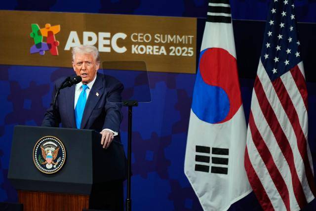 도널드 트럼프 미국 대통령이 29일 경주에서 열린 아시아태평양경제협력체(APEC) CEO 오찬에서 연설하고 있다. 경주=AP 연합뉴스
