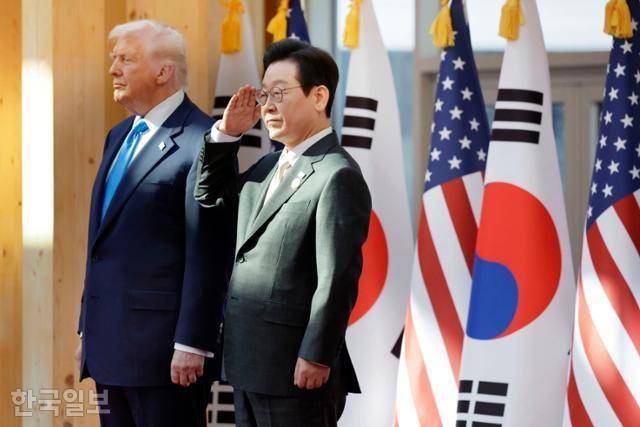 이재명 대통령이 29일 경북 경주박물관에서 열린 도널드 트럼프 미국 대통령 공식 환영식에서 거수경례를 하고 있다. 경주=왕태석 선임기자