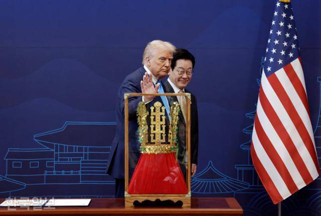 이재명 대통령과 도널드 트럼프 미국 대통령이 29일 경북 경주박물관에서 국빈 방문 선물인 천마총 금관 모형 앞을 함께 지나고 있다. 경주=왕태석 선임기자