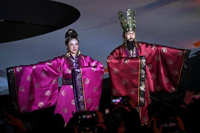 29일 경북 경주시 월정교 수상 특설 무대에서 열린 한복 패션쇼에서 모델이 신라 왕복을 선보이고 있다. 경주=정다빈 기자