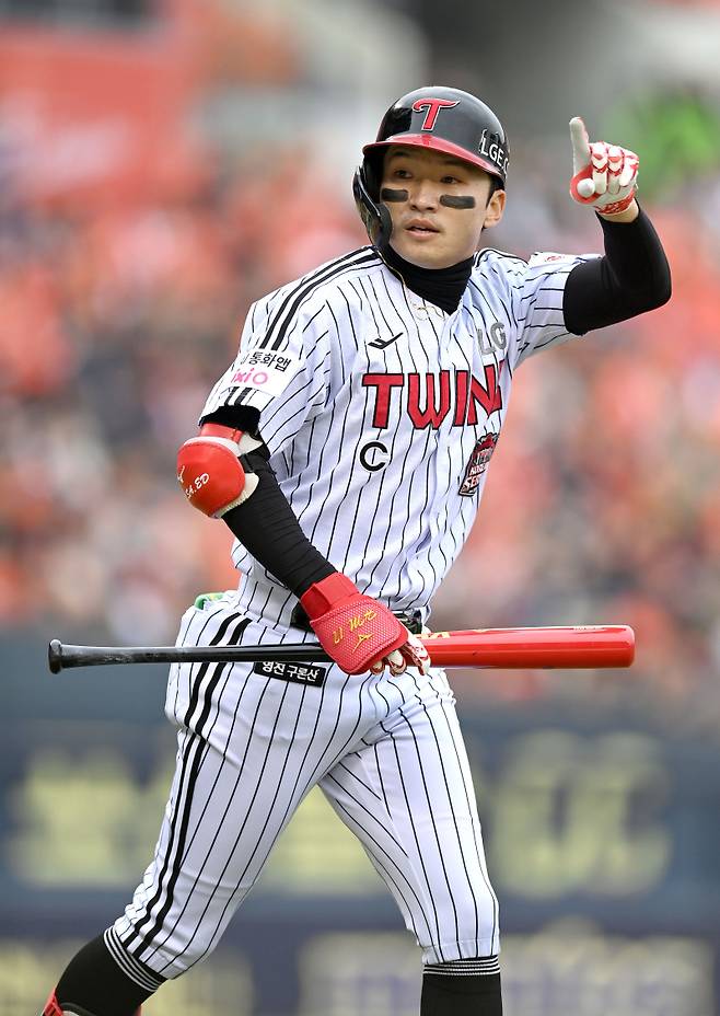 박해민이 26일 잠실구장에서 열린 한화와의 한국시리즈 1차전 5회 말 3-0으로 달아나는 솔로 홈런을 확인한 뒤 기뻐하고 있다. 사진=LG 제공&nbsp;
