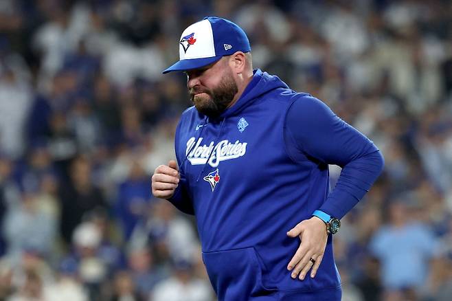 <yonhap photo-3588=""> LOS ANGELES, CALIFORNIA - OCTOBER 27: Manager John Schneider #14 of the Toronto Blue Jays looks on during the 13th inning against the Los Angeles Dodgers in game three of the 2025 World Series at Dodger Stadium on October 27, 2025 in Los Angeles, California. Patrick Smith/Getty Images/AFP (Photo by Patrick Smith / GETTY IMAGES NORTH AMERICA / Getty Images via AFP)/2025-10-28 14:10:22/ <저작권자 ⓒ 1980-2025 ㈜연합뉴스. 무단 전재 재배포 금지, AI 학습 및 활용 금지></yonhap>