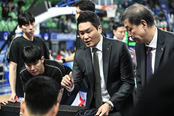 28일 서울 삼성전에서 작전을 지시하는 전희철 SK 감독. KBL 제공