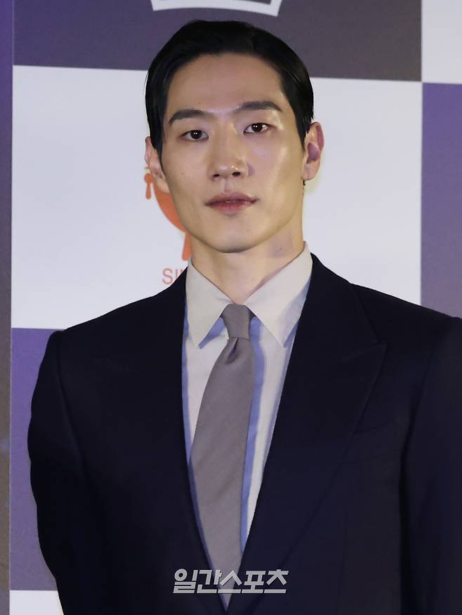 배우 노상현이 29일 오전 서울 영등포구 CGV여의도에서 열린 제46회 청룡영화상 핸드프린팅 행사에 참석해 포토타임을 갖고 있다. 이 행사에는 지난해 제45회 청룡영화상 수상자인 황정민, 김고은, 정해인, 이상희, 노상현, 박주현이 참석한다. 핸드프린팅은 청룡영화상의 전통적인 사전 행사로, 한 해 수상자들이 남긴 업적을 영구히 기념하는 의미 있는 자리이다. 서병수 기자 qudtn@edaily.co.kr /2025.10.29/