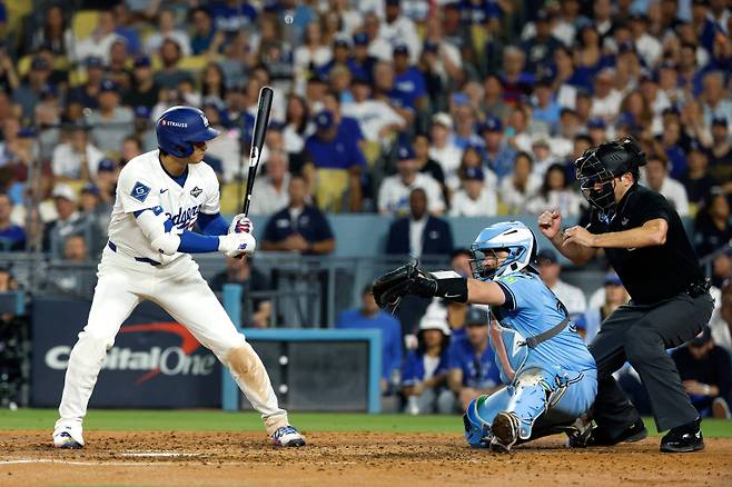 <yonhap photo-3135=""> LOS ANGELES, CALIFORNIA - OCTOBER 28: Shohei Ohtani #17 of the Los Angeles Dodgers reacts to a strikeout in the fifth inning against the Toronto Blue Jays in game four of the 2025 World Series at Dodger Stadium on October 28, 2025 in Los Angeles, California. Harry How/Getty Images/AFP (Photo by Harry How / GETTY IMAGES NORTH AMERICA / Getty Images via AFP)/2025-10-29 10:47:05/ <저작권자 ⓒ 1980-2025 ㈜연합뉴스. 무단 전재 재배포 금지, AI 학습 및 활용 금지></yonhap>