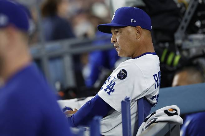 <yonhap photo-4225="">고집불통에 가까운 경기 운영으로 월드시리즈를 이끌고 있는 데이브 로버츠 LA 다저스 감독. [EPA=연합뉴스]</yonhap>