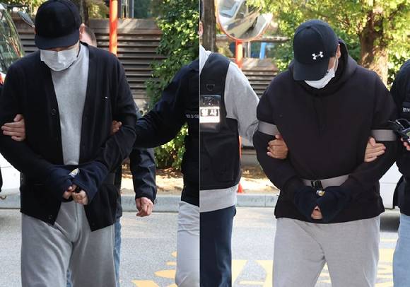 인천 아파트 지하 주차장에서 유명 유튜버를 납치하고 살해하려 한 남성 2명이 29일 인천 미추홀구 인천지방법원에서 열린 구속 전 피의자 심문(영장실질심사)에 출석하고 있다. [사진=연합뉴스]