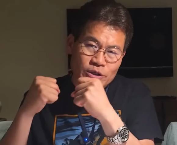 한국사 강사 출신 유튜버 전한길 씨가 아시아태평양경제협력체(APEC) 정상회의 참석을 위해 방한한 도널드 트럼프 미국 대통령에게 수감 중인 윤석열 전 대통령의 면회를 공개 요청했다. 사진은 전 씨. [사진=유튜브 @전한길뉴스]