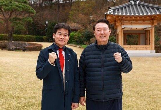 윤석열 전 대통령과 한국사 강사 전한길 씨가 지난 4월 9일 한남동 대통령 관저에서 기념사진을 촬영하고 있다. [사진=전한길뉴스]