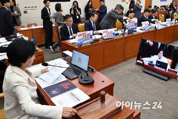 국민의힘 의원들이 29일 서울 여의도 국회에서 열린 과학기술정보방송통신위원회 과학기술정보통신부 등에 대한 국정감사에서 최민희 위원장의 사퇴를 촉구하는 피켓을 게시하고 있다. [사진=곽영래 기자]