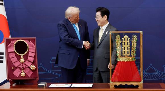 이재명 대통령이 29일 경북 경주박물관에서 도널드 트럼프 미국 대통령에게 '천마총 금관 모형'을 선물한 뒤 악수하고 있다. 왼쪽은 이 대통령이 트럼프 대통령에게 수여한 무궁화 대훈장. 2025.10.29 [대통령실통신사진기자단] [사진=연합뉴스]