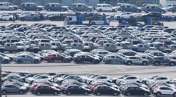 경기도 평택항에 수출용 자동차가 세워져 있다. [사진=연합뉴스]