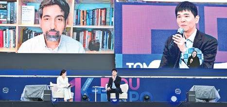 ‘AI와 교육의 미래’를 주제로 대담하는 이세돌 전 프로기사(오른쪽)와 살만 칸. [사진 경상북도교육청]