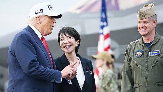 도널드 트럼프 미국 대통령과 28일 미 대통령 전용 헬기인 마린원으로 요코스카 미 해군기지에 도착한 다카이치 사나에 일본 총리가 대화를 나누고 있다. AFP=연합뉴스