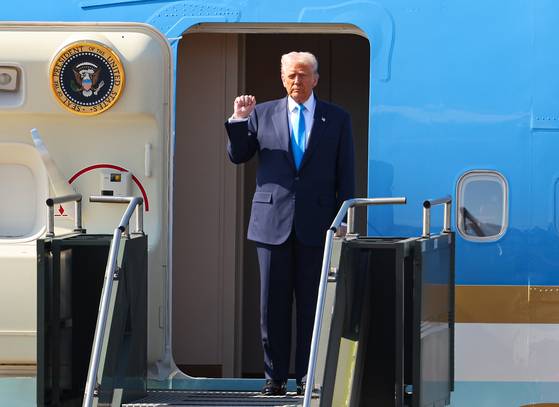 경주 APEC을 계기로 국빈 방한하는 도널드 트럼프 미국 대통령이 29일 부산 김해국제공항에 도착해 전용기 에어포스원에서 주먹을 들어보이며 인사하고 있다. 연합뉴스