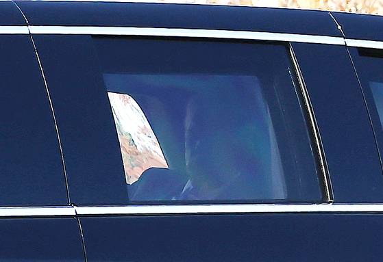 아시아태평양경제협력체(APEC) 정상회의에 참석하는 도널드 트럼프 미국 대통령이 29일 오전 경주에 도착해 전용 리무진인 '더 비스트'에 탑승해 이동하고 있다. 뉴스1