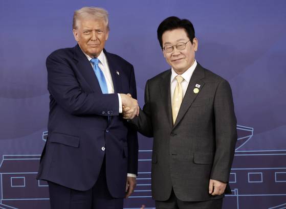 이재명 대통령과 도널드 트럼프 미국 대통령이 29일 경북 경주박물관에서 한미 정상회담 기념촬영을 하고 있다. 전민규 기자