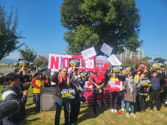 29일 경북 경주시 동천동 한 도로변에서 민주노총 등 37개 진보단체로 구성된 ‘2025 APEC 반대 국제민중행동 조직위원회’가 트럼프 대통령의 정책에 반대하는 기자회견을 하고 있다. 김정석 기자