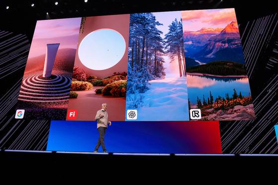 데이비드 와드와니 어도비 디지털 미디어 사업 부문 사장이 28일(현지시간) 개막한 어도비 연례 컨퍼런스 '맥스(MAX)'에서 파이어플라이의 기능을 소개하고 있다. 사진 어도비