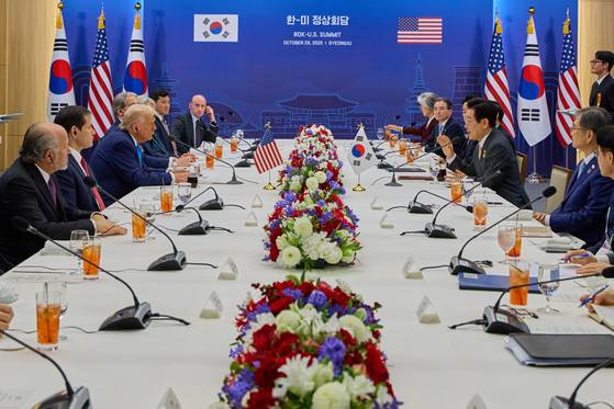 이재명 대통령이 29일 경북 경주국립박물관에서 열린 한미 정상회담 확대오찬회담에 트럼프 미국 대통령과 대화를 하고 있다.[사진 대통령실]