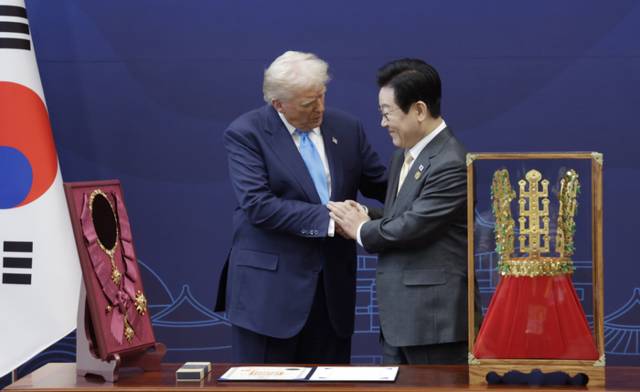 ▲ 이재명 대통령이 29일 경북 경주박물관에서 도널드 트럼프 미국 대통령에게 무궁화 대훈장을 수여한 후 악수하고 있다.  무궁화 대훈장은 대한민국 대통령에게 수여하는 훈장으로 국가 안전 보장에 기여한 우방국 원수에게 예외적으로 수여해왔다. 트럼프 대통령은 무궁화 대훈장을 수훈한 최초의 미국 대통령이다. 오른쪽은 이 대통령이 트럼프 대통령에게 선물한 천마총 금관 모형. 연합뉴스