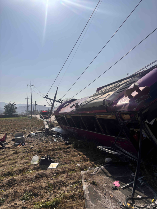 ▲ 29일 오후 1시 1분쯤 평창군 진부면 간평리 인근에서 관광버스가 전신주를 들이받아 1명이 중상을 입고 12명이 경상을 입었다. 평창소방서 제공