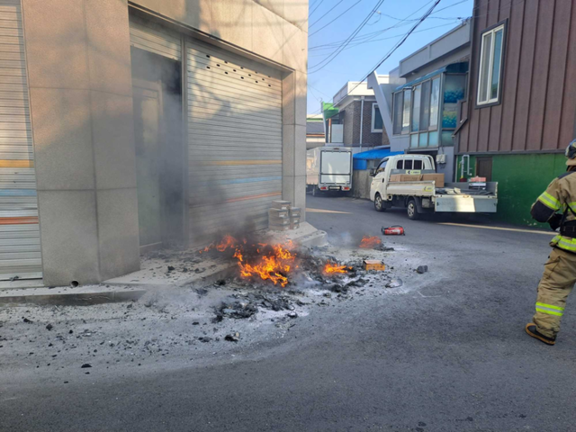 ▲ 29일 오후 2시 21분쯤 강릉시 교동 인근 3층짜리 건물 1층에서 불이 났다. 강원소방본부 제공