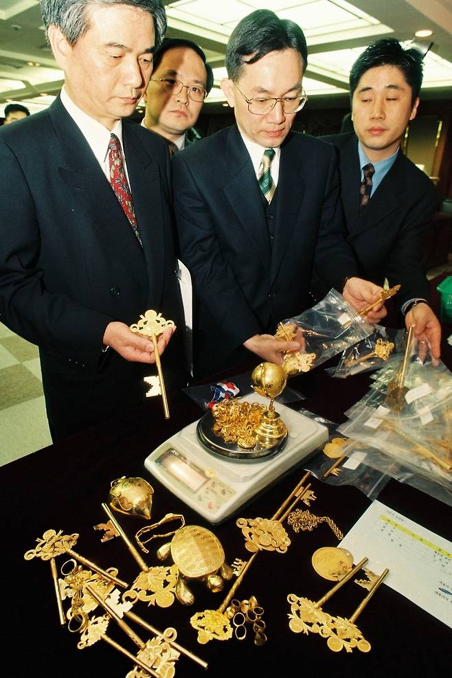 이건희 삼성전자 선대회장이 1998년 1월 8일 외환위기 극복을 위한 금모으기에 동참, 물려받은 금붙이를 기탁했다. 삼성그룹 회장 및 사장단이 금모으기에 동참해 모두 12kg의 금제품을 추진본부에 맡겼다. 사진=한국경제신문