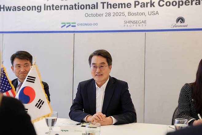 김동연 경기지사가 미국 현지시각 28일 미국 보스턴에서 마리 막스 파라마운트 수석 부문장, 이임용 신세계프라퍼티 CSR상무와 회담을 진행하고 있다. 경기도 제공