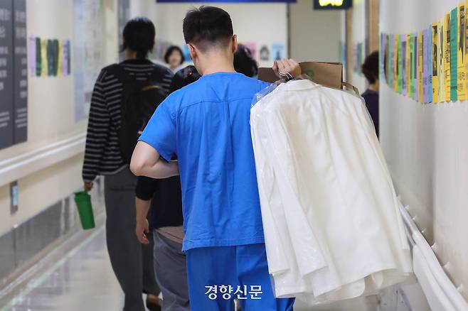 의대 증원에 반발해 의료현장을 이탈한 전공의가 수련병원으로 복귀한 지난 9월 1일 서울의 한 병원에서 의료진들이 업무준비를 위해 이동하고 있다. 성동훈 기자