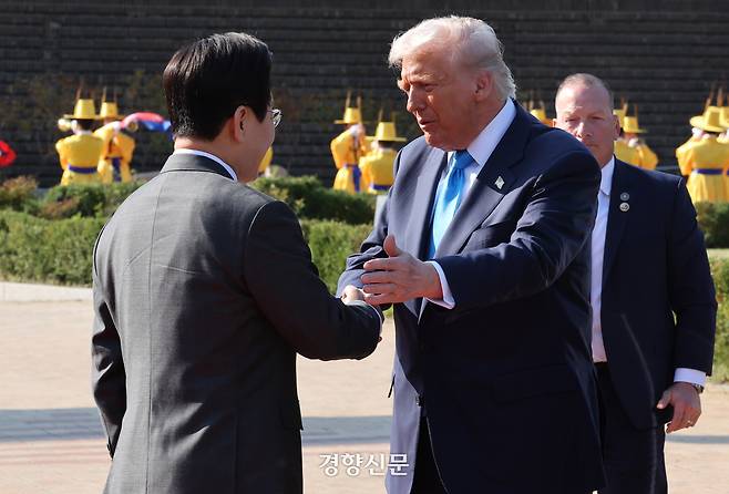 이재명 대통령이 29일 한미 정상회담을 위해 경북 경주국립박물관에 도착하는 미 트럼프 대통령을 맞이하고 있다. 2025.10.29. 김창길 기자