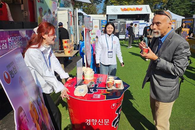 미국 NPR 서울 특파원인 앤서니 쿤이 29일 경주 APEC 국제미디어센터 부근에서 운영된 ‘K-푸드 스테이션’을 찾아 신라면을 맛보고 있다. 강정의 기자