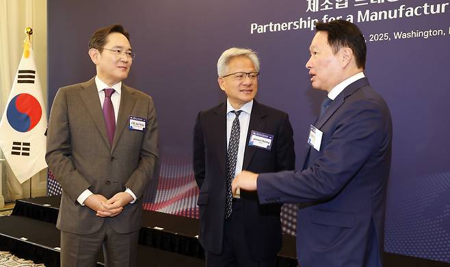 Samsung Electronics Executive Chairman Lee Jae-yong, left, SK Chairman Chey Tae-won, right, and Nvidia CEO Jensen Huang talk during a Korea-U.S. business roundtable at the Willard Hotel in Washington, D.C. on Aug. 25. [JOINT PRESS CORPS]