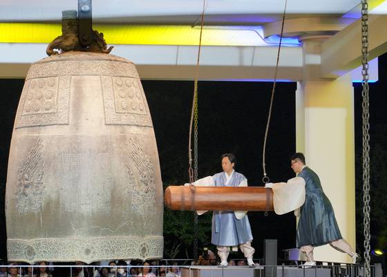 The Gyeongju National Museum in North Gyeongsang hosts a public demonstration of the Seongdeokdaewangsinjong Bell on Sept. 24. [GYEONGJU NATIONAL MUSEUM]
