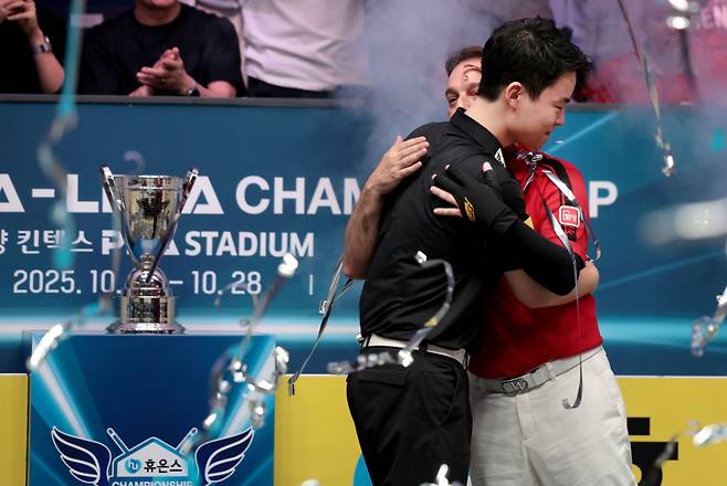 결승전이 끝나고 포옹하는 김영원(왼쪽)과 산체스. PBA 제공