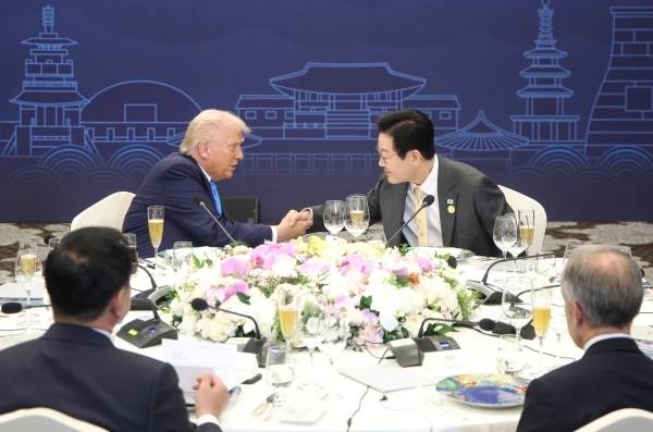 이재명 대통령과 도널드 트럼프 미국 대통령이 29일 경북 경주 힐튼호텔 그랜드볼룸에서 열린 이 대통령 주최 정상 특별만찬에서 악수하고 있다. 연합뉴스